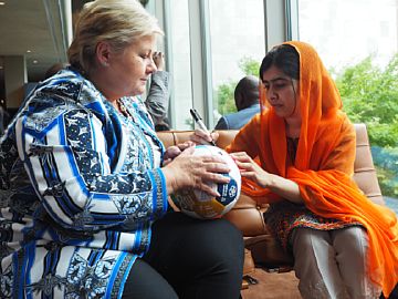Erna Solberg og Malala signerer UNICEF-ballen